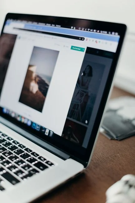 Un élégant bureau de travail mettant en scène des appareils Apple : iMac, MacBook et iPad.